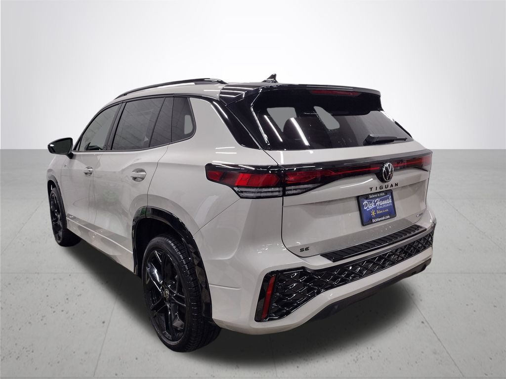 2025 Volkswagen Tiguan SE R-Line Black photo 4