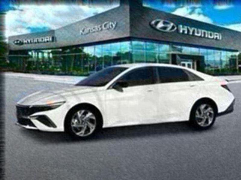 2025 Hyundai Elantra SEL Sport photo 2