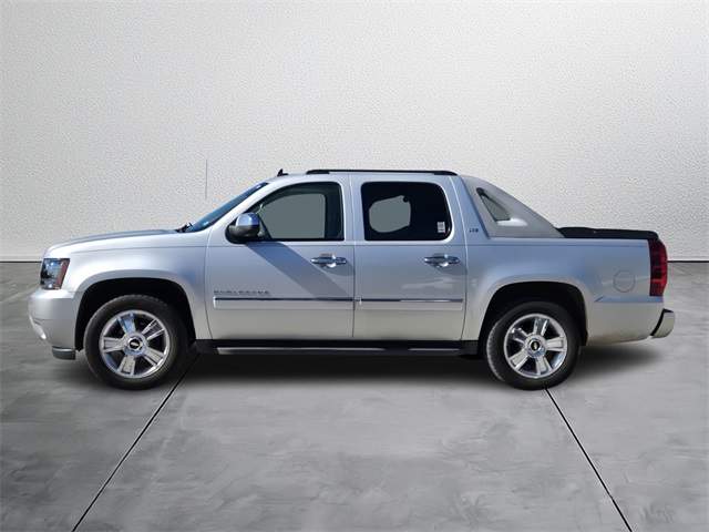 2010 Chevrolet Avalanche LTZ photo 2