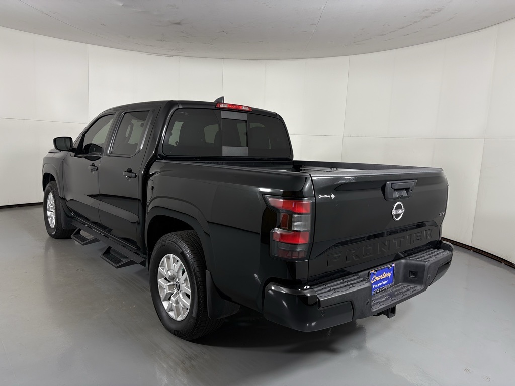 2023 Nissan Frontier SV photo 2