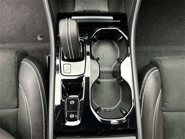2022 Volvo XC40 R-Design photo 12