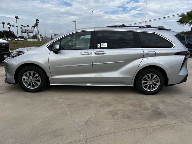 2025 Toyota Sienna XLE photo 3