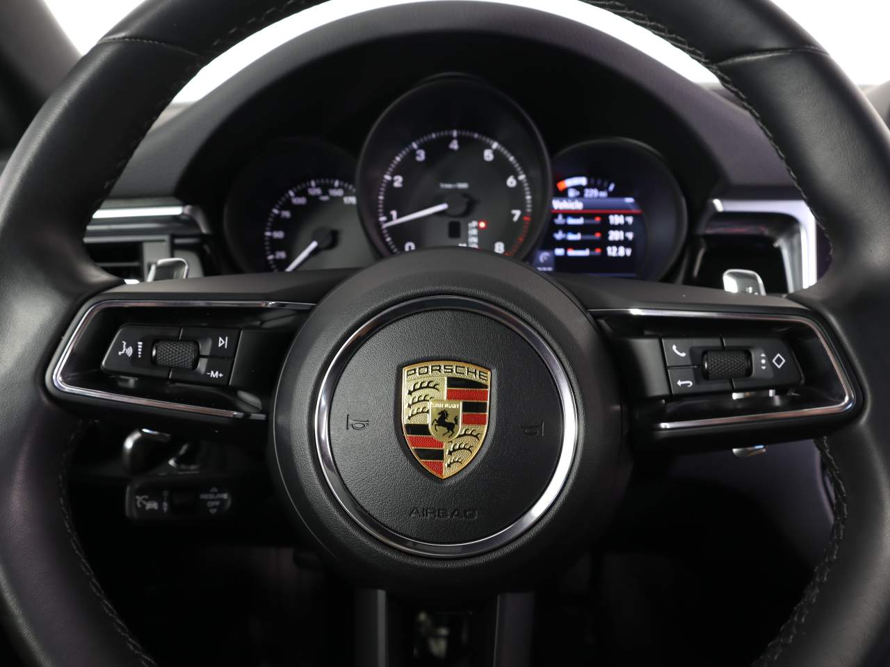2023 Porsche Macan T photo 17
