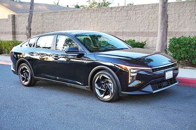 Used 2025 Black Kia EX image 5
