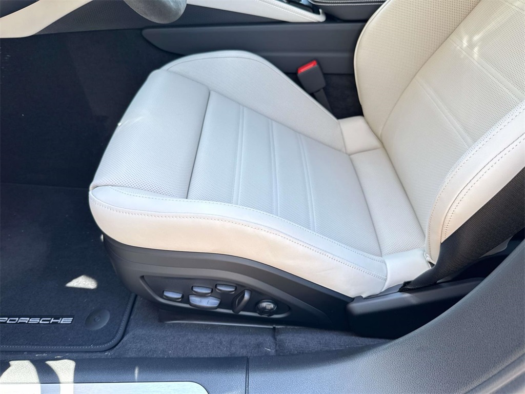 2025 Porsche Panamera 4 photo 23