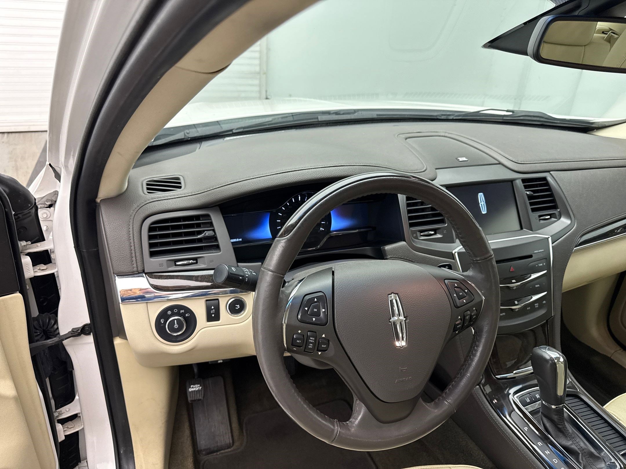 2014 Lincoln MKS EcoBoost photo 4