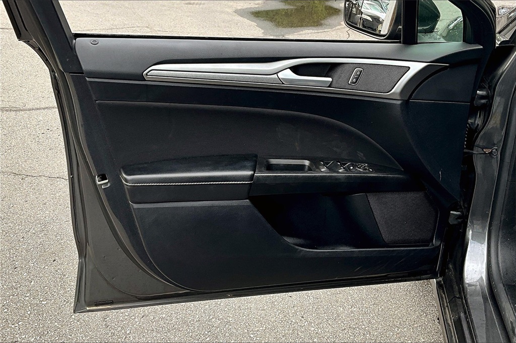 2020 Ford Fusion SE photo 9