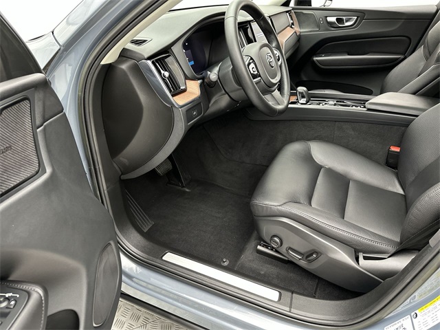 2023 Volvo XC60 B5 Plus photo 3