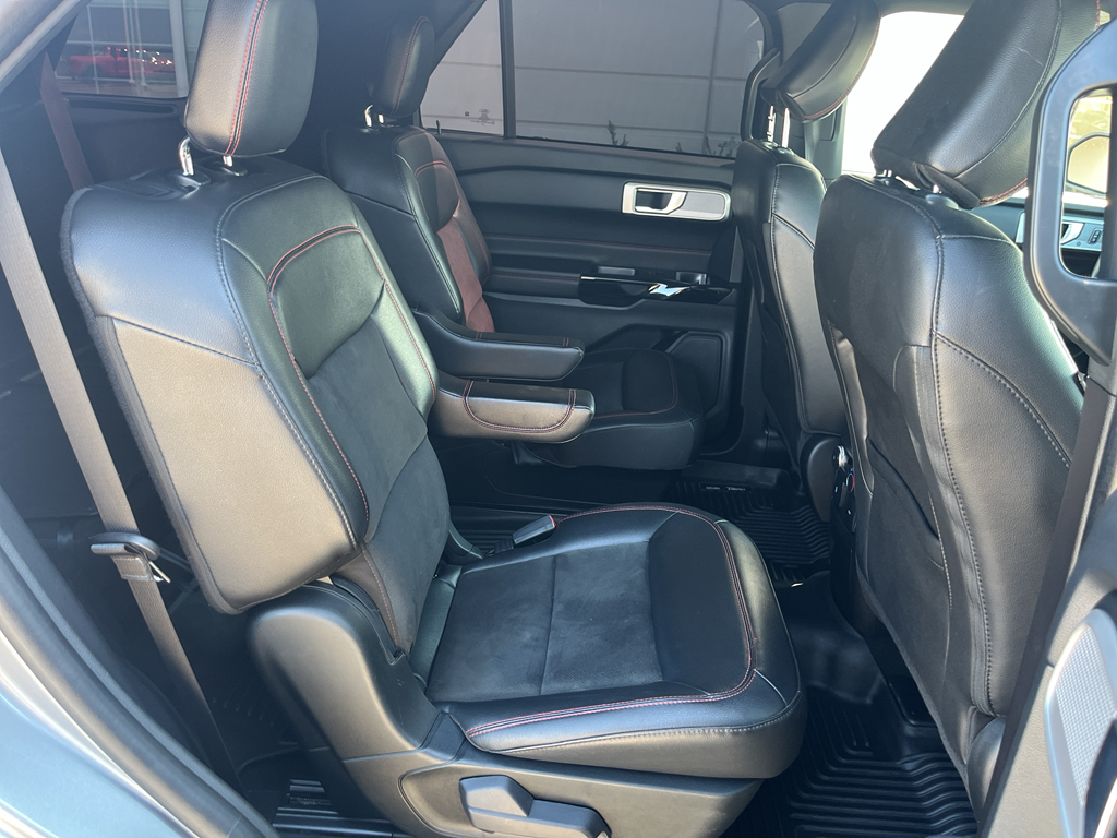 2022 Ford Explorer ST-Line photo 18