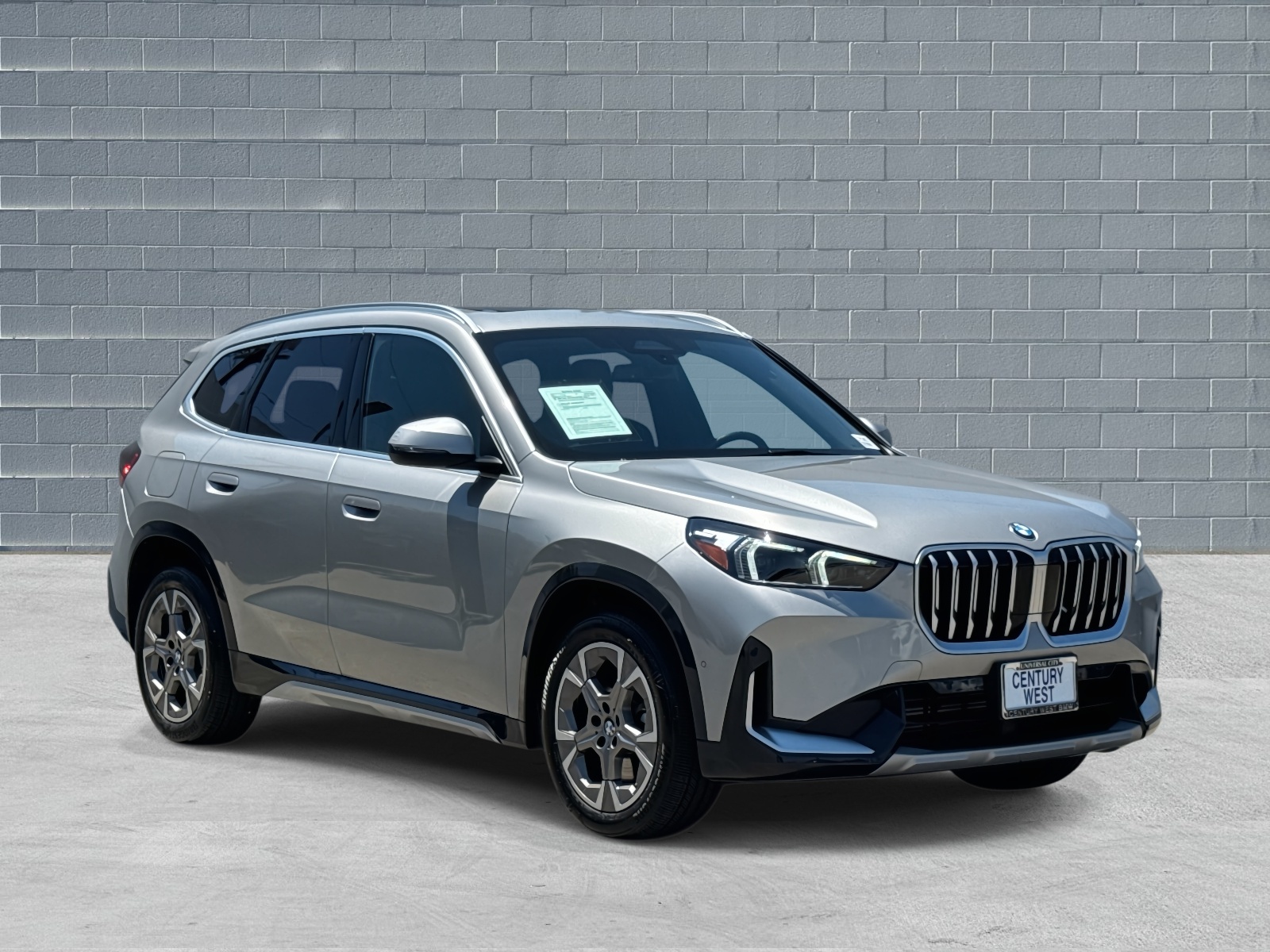 2025 BMW X1 28i's photo