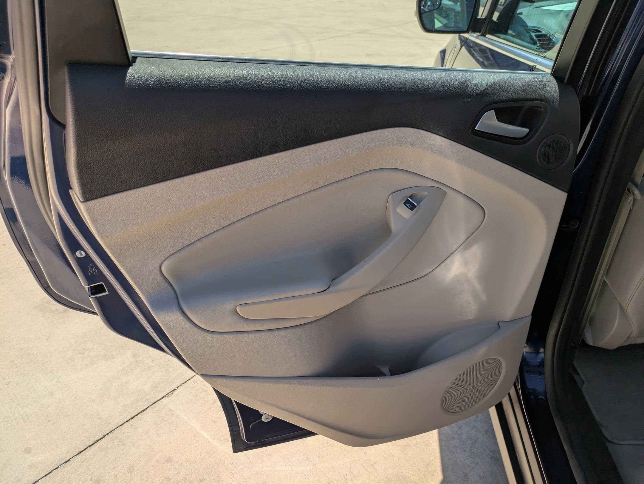 2016 Ford C-Max Energi SEL photo 15