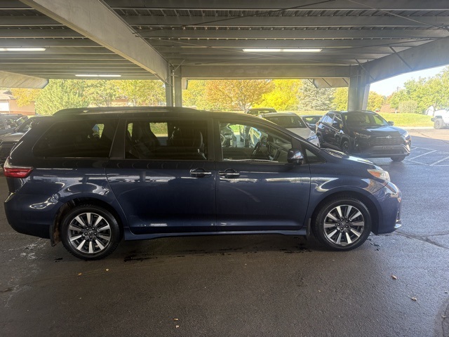 2019 Toyota Sienna XLE photo 2