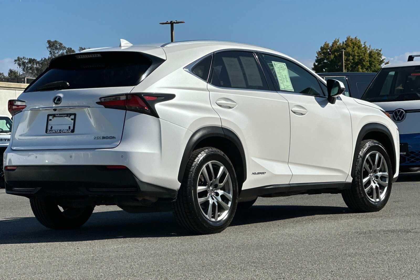 2016 Lexus NX 300h Luxury photo 3