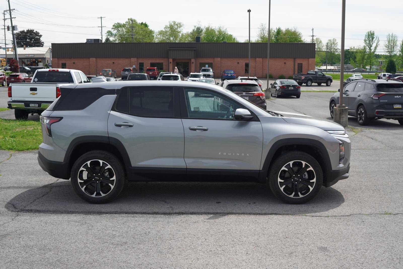 2025 Chevrolet Equinox LT photo 2