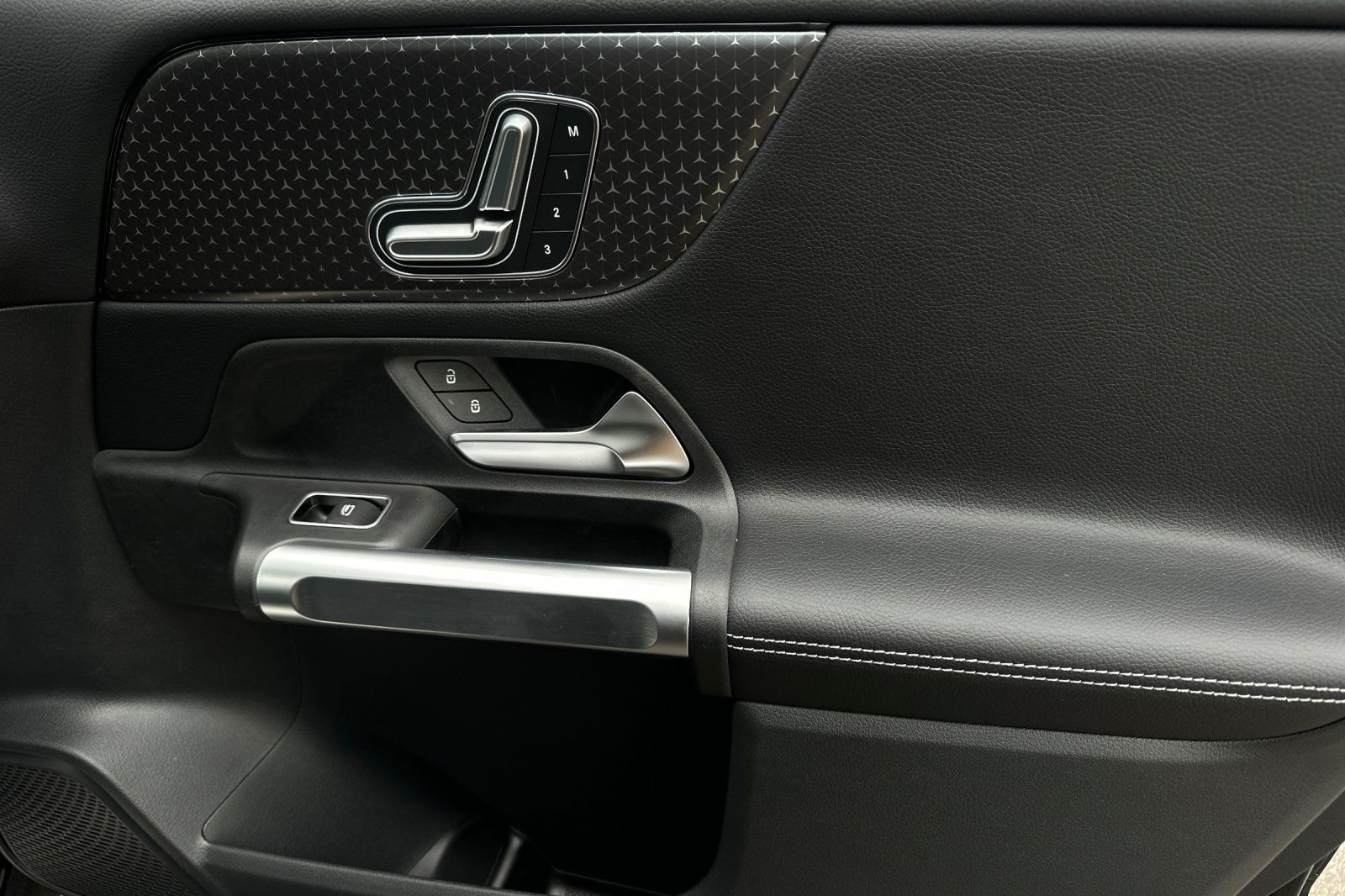 2025 Mercedes Benz GLB 250 photo 27