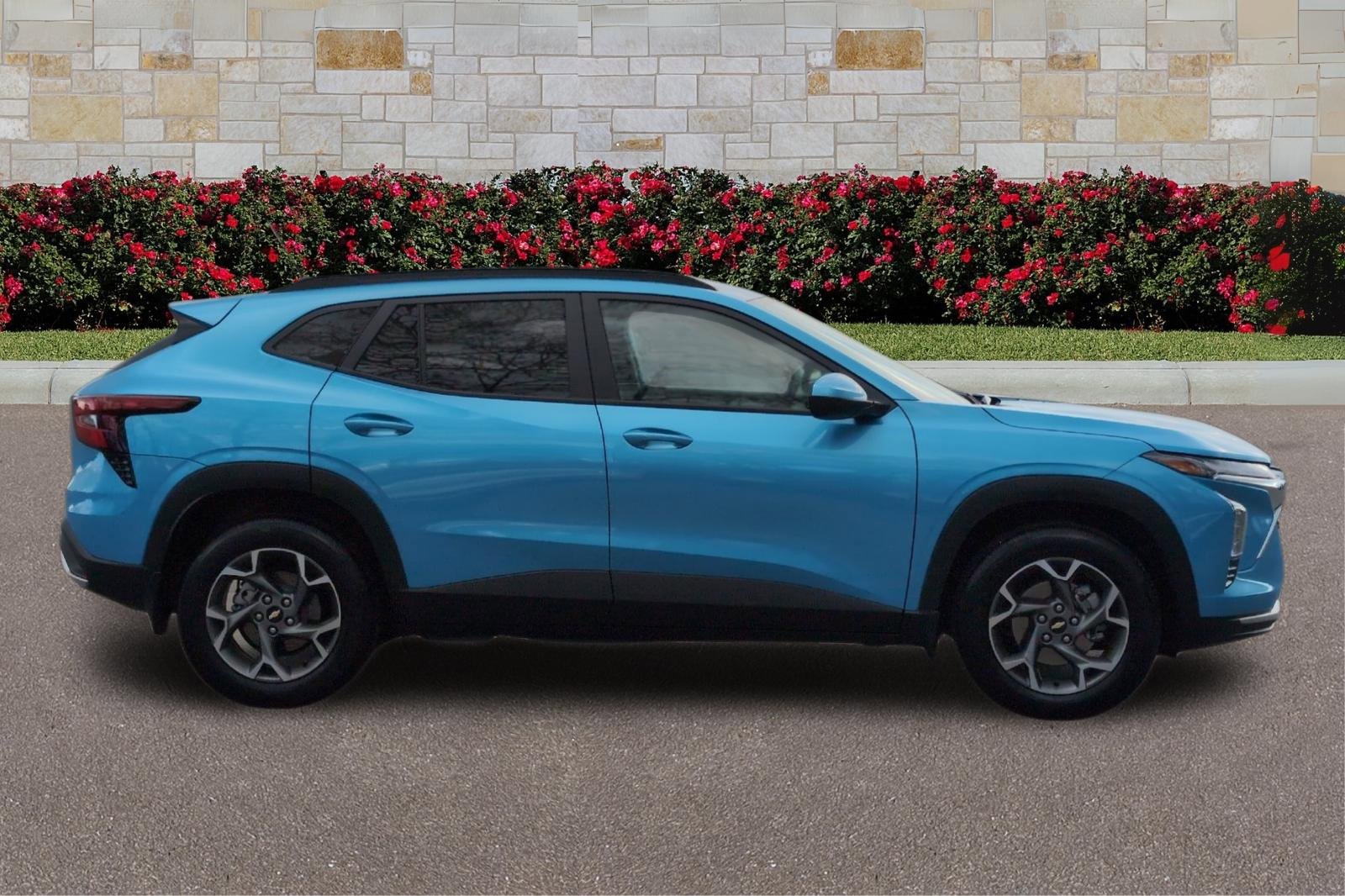 2025 Chevrolet Trax LT photo 2