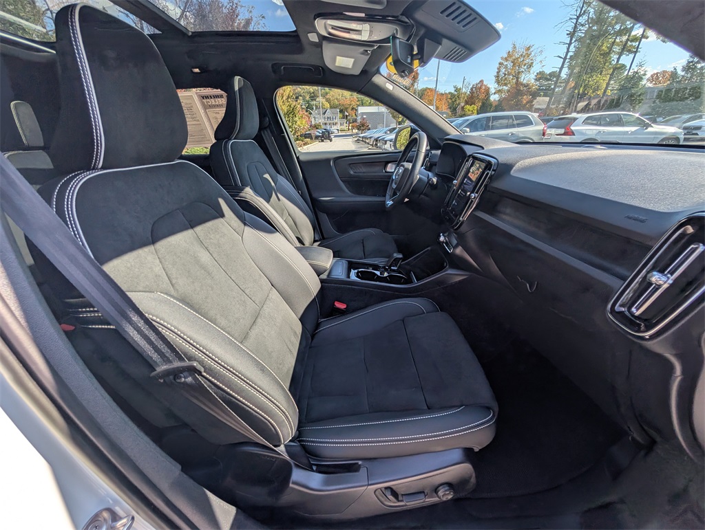 2023 Volvo XC40 Recharge Twin Plus photo 2