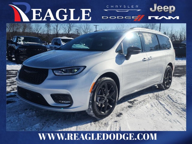 2026 Chrysler Pacifica Select's photo