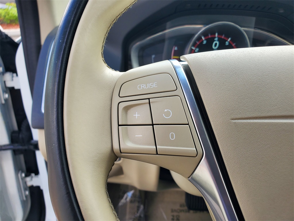 2016 Volvo XC60 T5 Drive-E Premier photo 23