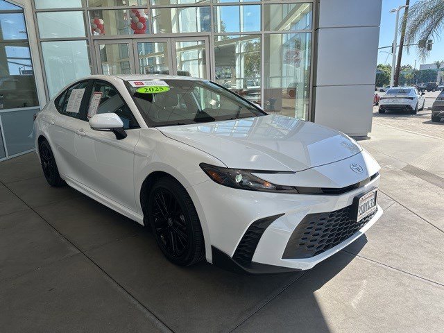 2025 Toyota Camry SE photo 7