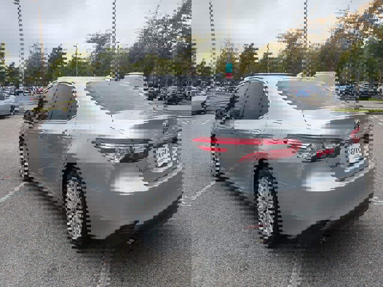 2019 Toyota Camry SE XLE Hybrid photo 7