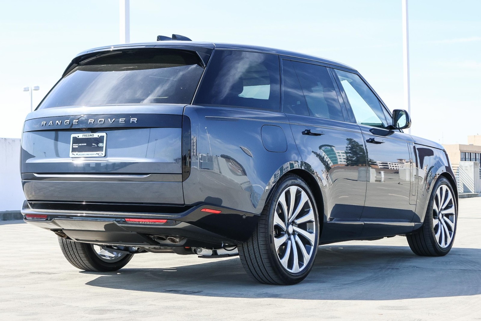 2025 Land Rover Range Rover SE photo 4