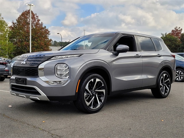 2023 Mitsubishi Outlander SE photo 3