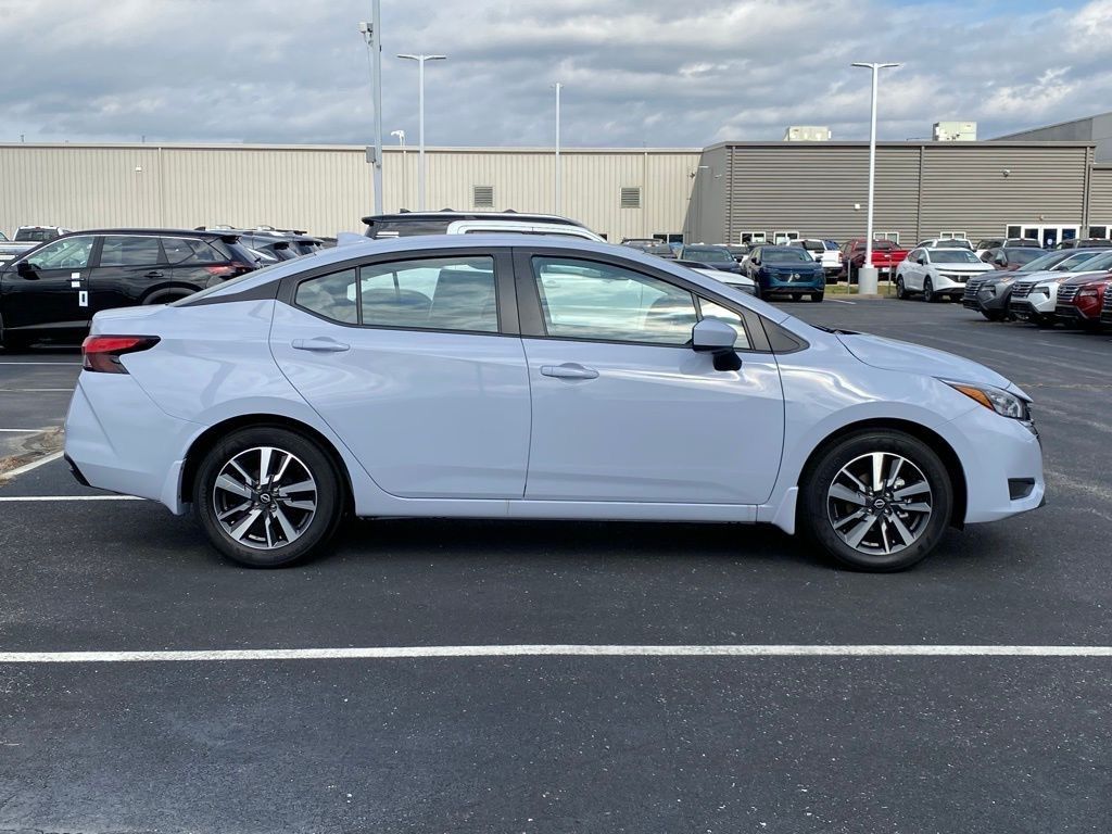 2025 Nissan Versa 1.6 SV photo 2