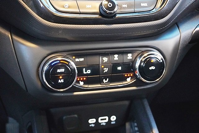 Used 2022 White Chevrolet LT image 27