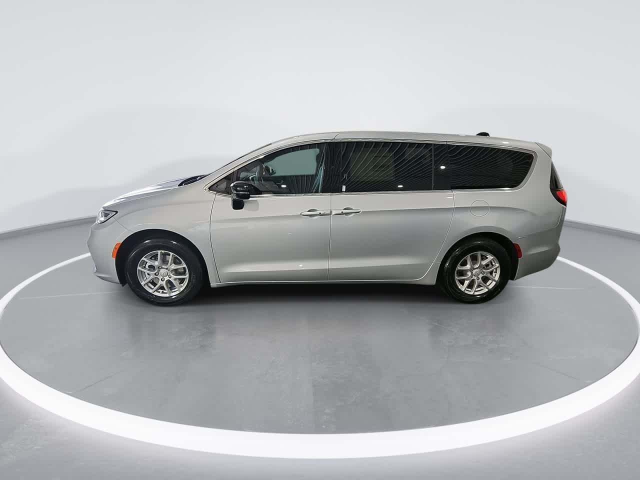 2026 Chrysler Pacifica photo 5