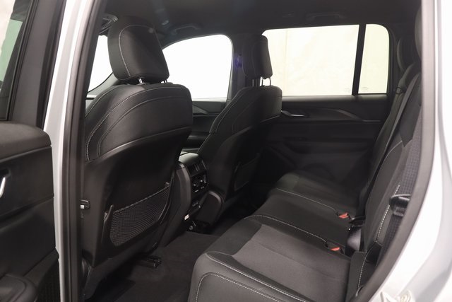 2025 Jeep Grand Cherokee Laredo photo 12