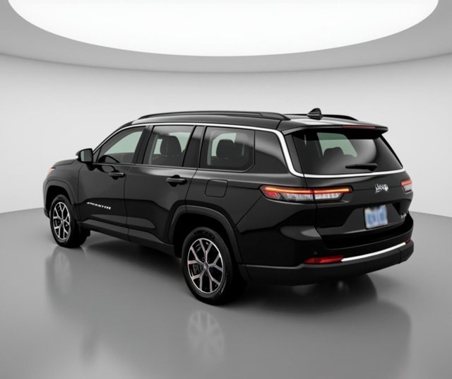 2022 Jeep Grand Cherokee Limited photo 2