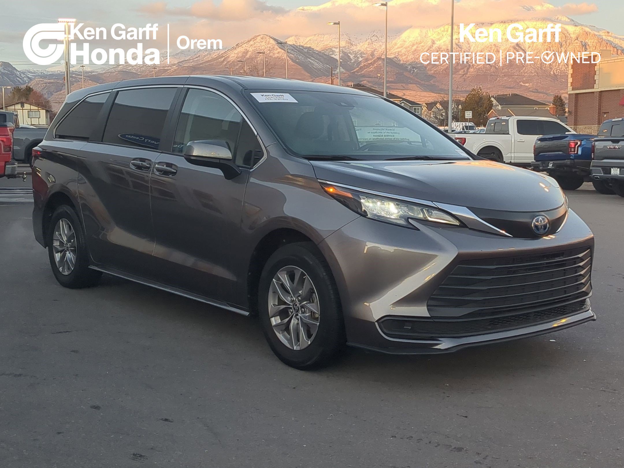 2024 Toyota Sienna LE's photo