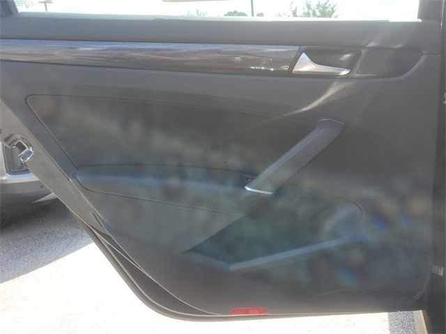 2020 Volkswagen Passat 2.0T R-Line photo 12