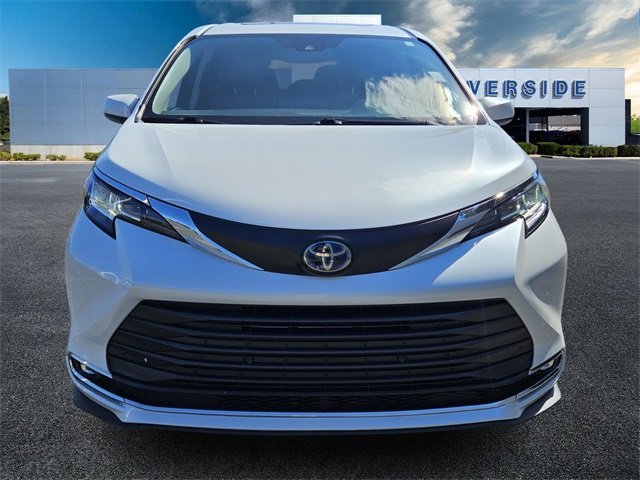 2023 Toyota Sienna XLE photo 2