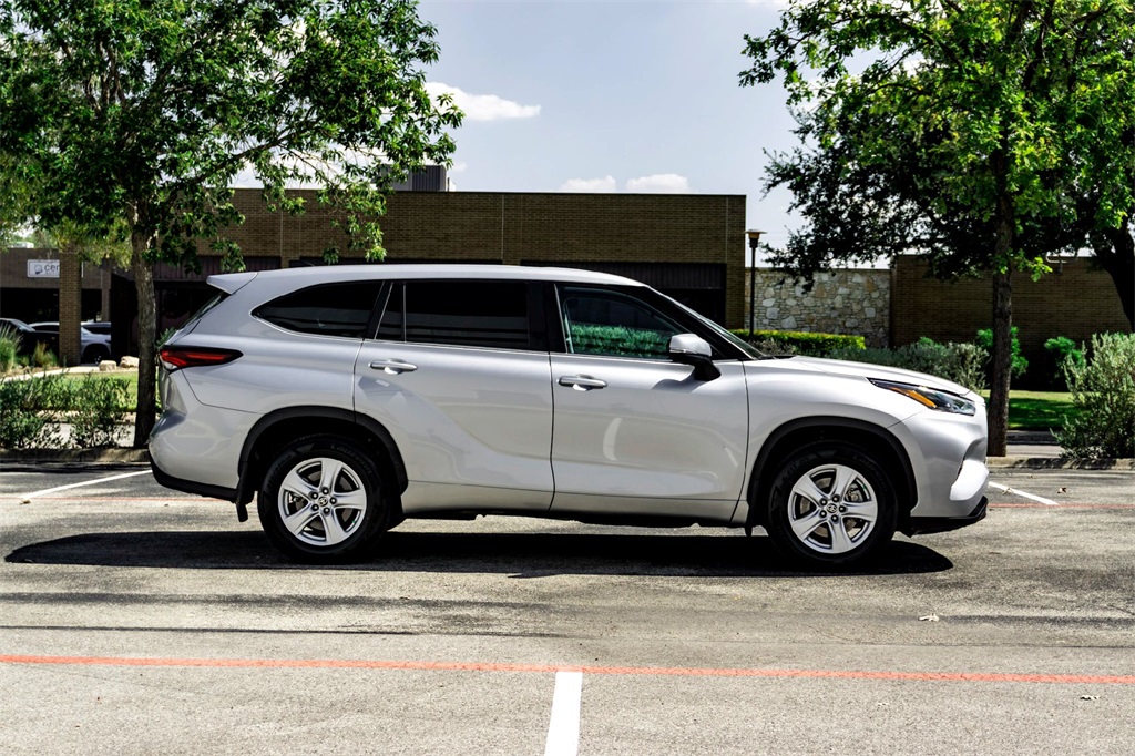 2024 Toyota Highlander LE photo 4