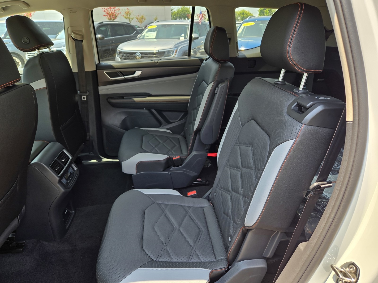 2025 Volkswagen Atlas SE Technology Peak Edition photo 7