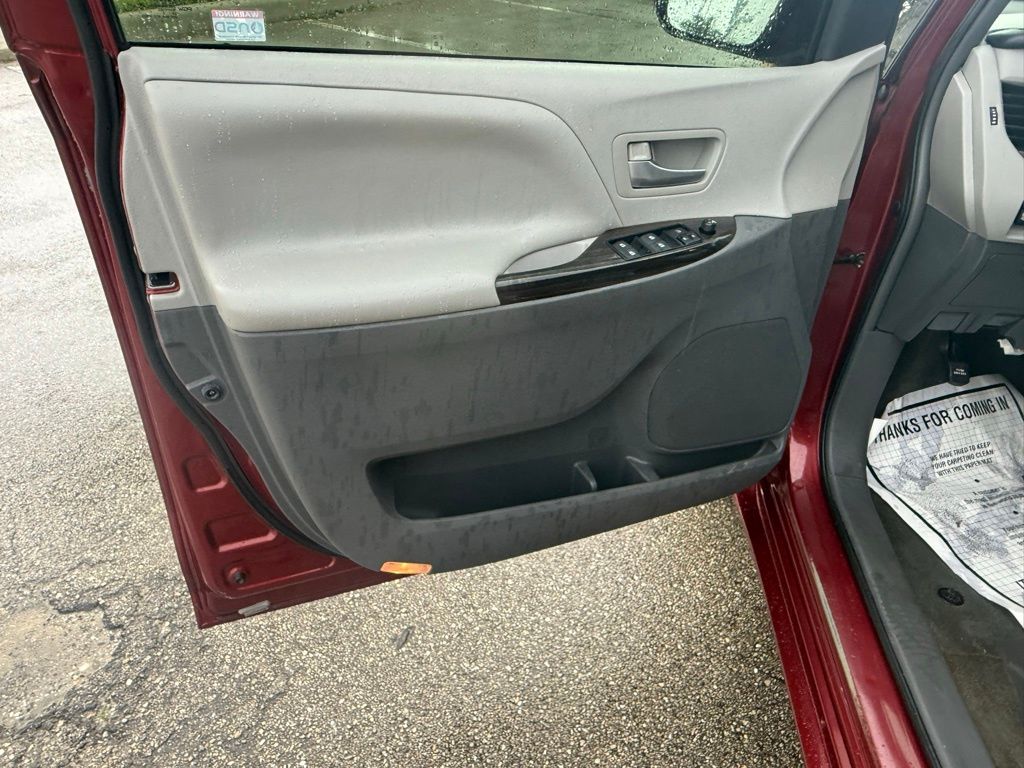 2017 Toyota Sienna L photo 23