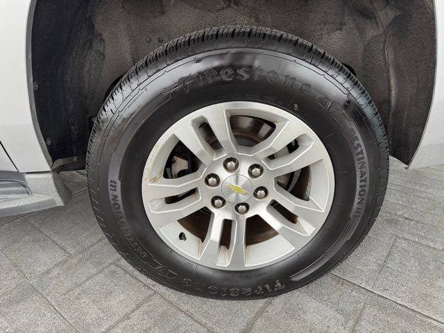 2016 Chevrolet Suburban LT photo 3