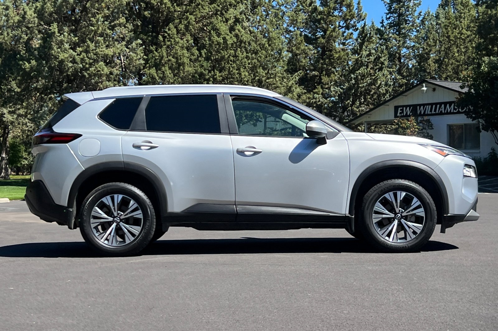 2023 Nissan Rogue SV photo 2