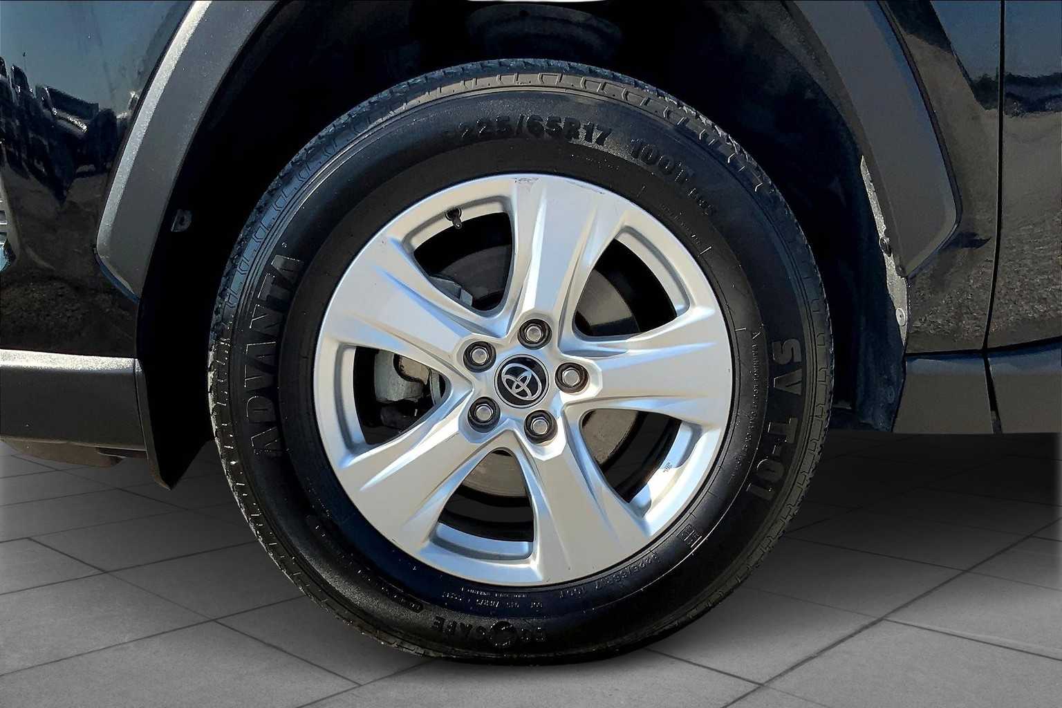 2021 Toyota RAV4 XLE photo 9