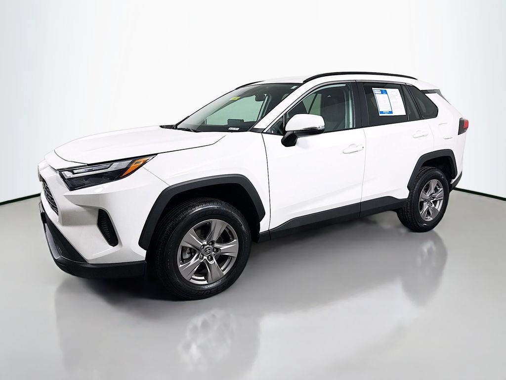 2022 Toyota RAV4 XLE photo 3