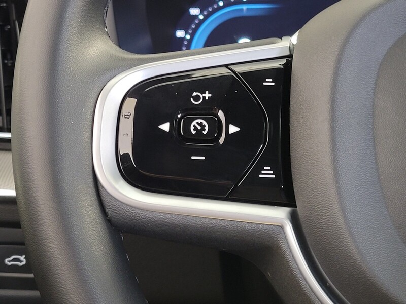 2022 Volvo XC60 B5 R-Design photo 31