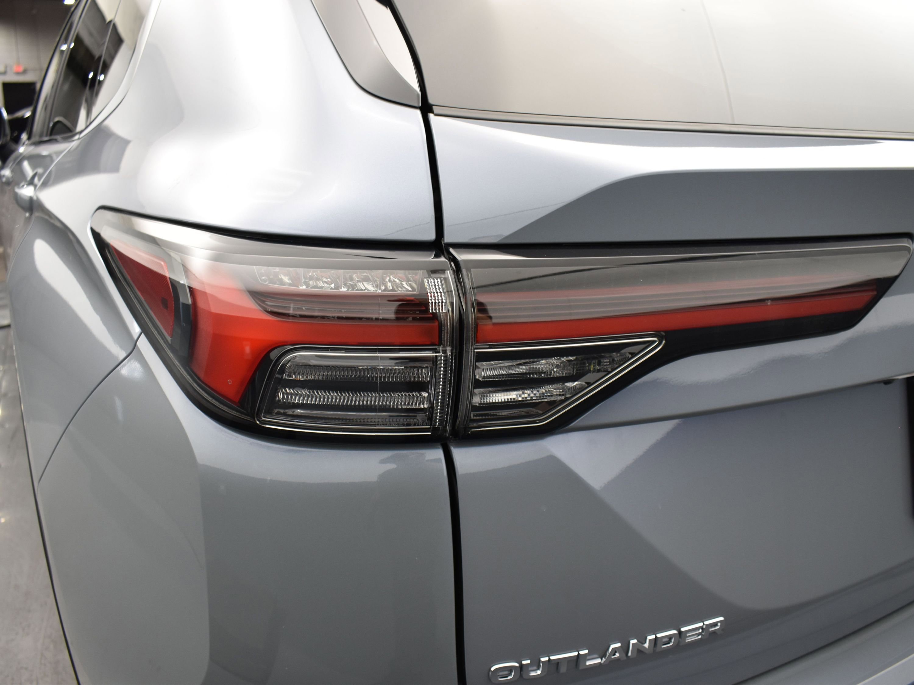 2025 Mitsubishi Outlander SEL photo 8
