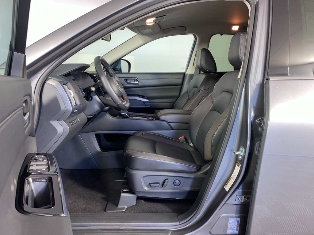 2025 Nissan Pathfinder SL photo 4