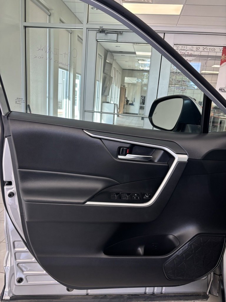 2022 Toyota RAV4 XLE photo 4
