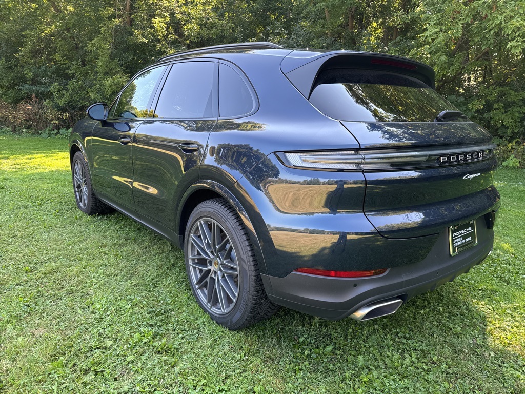 2024 Porsche Cayenne Base photo 3