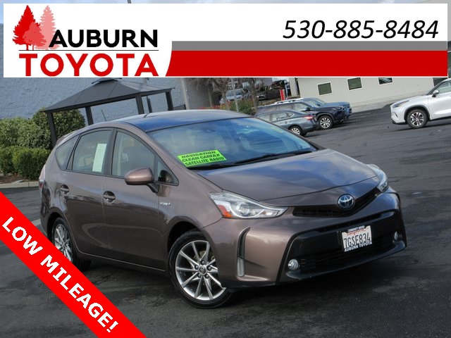 2015 Toyota Prius v Five's photo