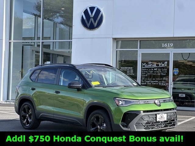 2025 Volkswagen Taos SE Black's photo