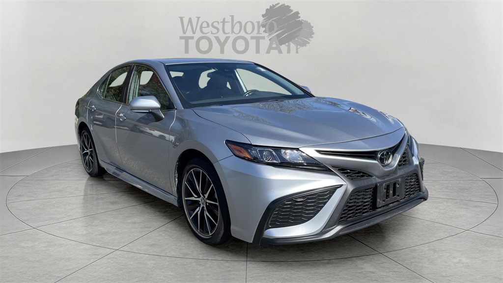 2024 Toyota Camry SE's photo